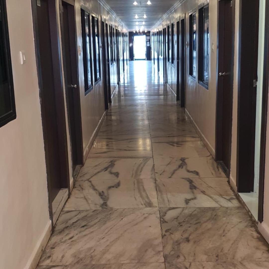 Hotel Flamingo Gāndhīdhām Exterior foto